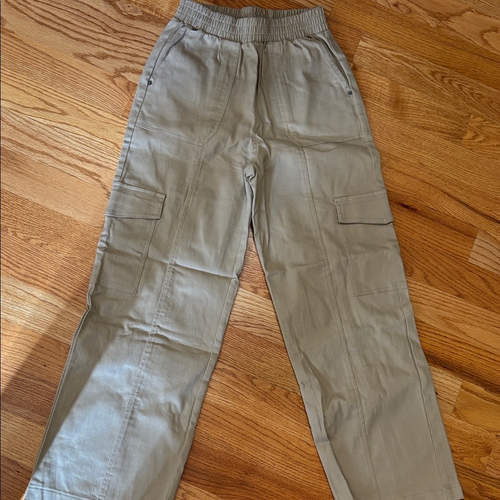 Stylish Women's wide leg Cargo Pants. NWOT
